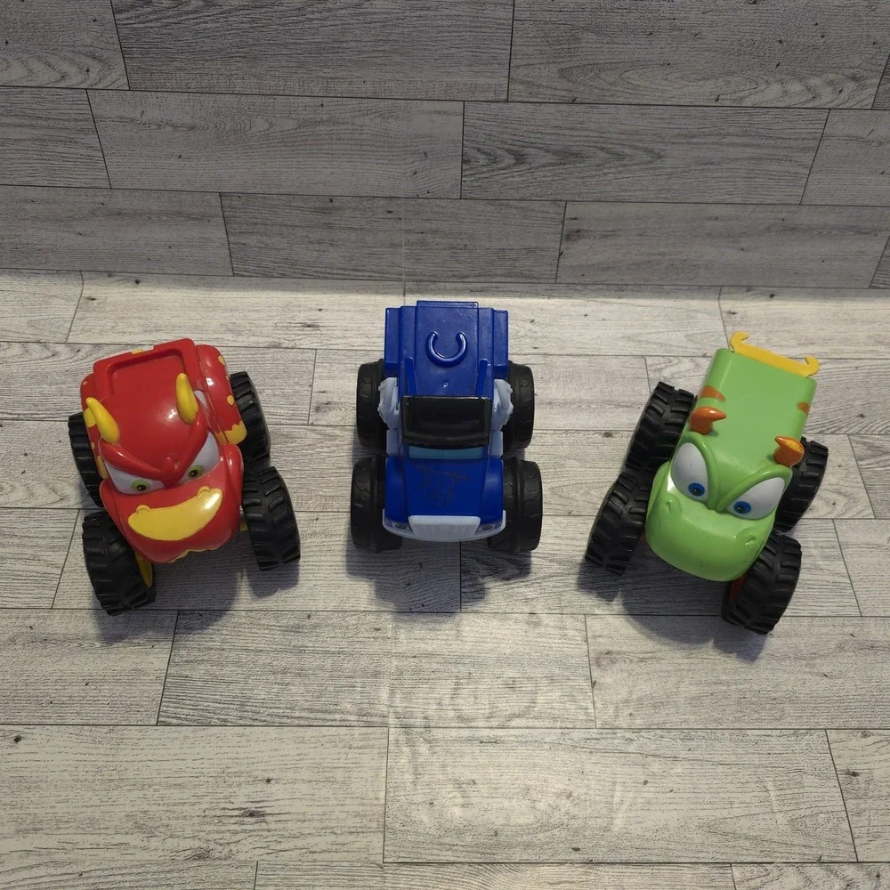 3‎ NICKELODEON BLAZE & THE MONSTER MACHINES TRUCKS RED TRUCK HAS BROKEN TAIL